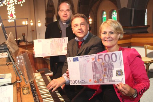 Kommen dem avisierten Ziel der Orgelsanierung immer näher: v.li. Pfarrer Michael Mohr, Kirchenmusiker Jochen Stein und Stephanie Maus von der Stadt-Sparkasse Solingen. (Foto: © B. Glumm)