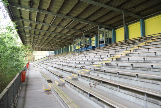 Die Tage das Stadions am Hermann-Löns-Weg sind gezählt. Als Vorbereitung für den Abriss werden ab Donnerstag 44 Bäume gefällt. (Archivfoto: © Bastian Glumm)