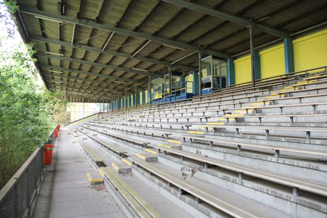 Die Tage das Stadions am Hermann-Löns-Weg sind gezählt. Als Vorbereitung für den Abriss werden ab Donnerstag 44 Bäume gefällt. (Archivfoto: © Bastian Glumm)