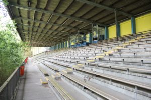 Die Tribüne mit einem Fassungsvermögen von rund 2.500 Zuschauern war stets eines der Schmuckstücke des Stadions am Hermann-Löns-Weg. Aber auch sie hat ihre besten Zeiten hinter sich. (Foto: © B. Glumm)