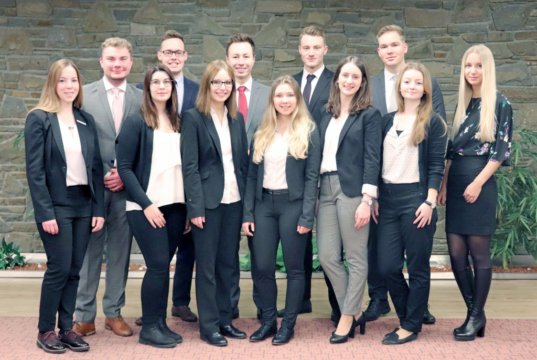 Die neuen Bankkaufleute sind: (hinten v.l.n.r.) Raphael Bienholz, Tom Jonas Kaluba, Marcel Meyrahn, Patrick Brünnert, Niklas Kubicki, (vorne v.l.n.r) Nathalie Eigenbrod, Katerina Koskeridis, Carina Künkels, Melissa Wellershaus, Lice Grass, Lisa Sprungmann und Michelle Zamaro. (Foto: © Stadt-Sparkasse Solingen)