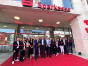 Nach rund zweieinhalb Jahren Bauzeit hat die Stadt-Sparkasse Solingen am Montagmorgen ihre neue Hauptstelle am Neumarkt feierlich eröffnet. (Foto: © Stadt-Sparkasse Solingen)