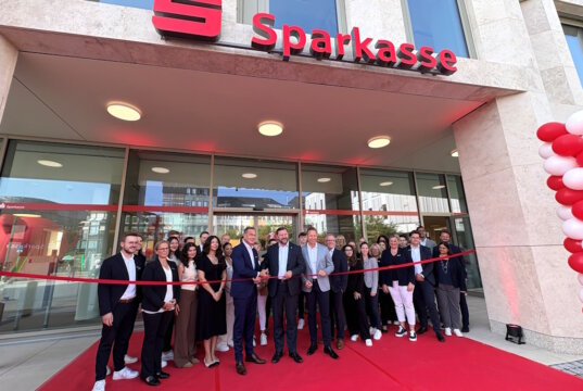 Nach rund zweieinhalb Jahren Bauzeit hat die Stadt-Sparkasse Solingen am Montagmorgen ihre neue Hauptstelle am Neumarkt feierlich eröffnet. (Foto: © Stadt-Sparkasse Solingen)