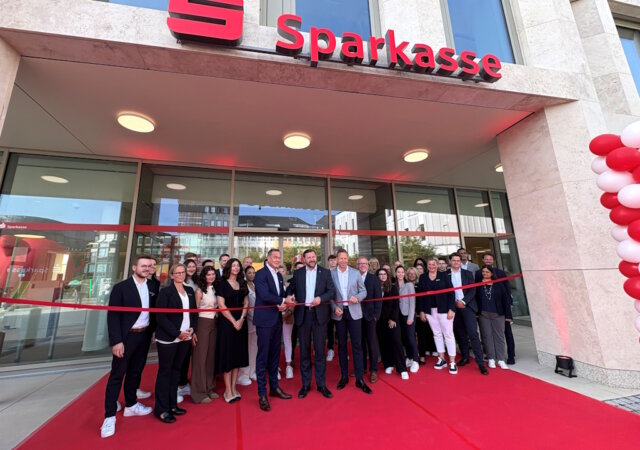 stadt-sparkasse-hauptstelle-neumarkt-eroeffnung Nach rund zweieinhalb Jahren Bauzeit hat die Stadt-Sparkasse Solingen am Montagmorgen ihre neue Hauptstelle am Neumarkt feierlich eröffnet. (Foto: © Stadt-Sparkasse Solingen)