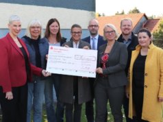 Die Jubilare der Stadt-Sparkasse Solingen haben der Notschlafstelle "die 10" jetzt 1.350 Euro gespendet, die direkt in die Einrichtung fließen. (Foto: © Stadt-Sparkasse Solingen)