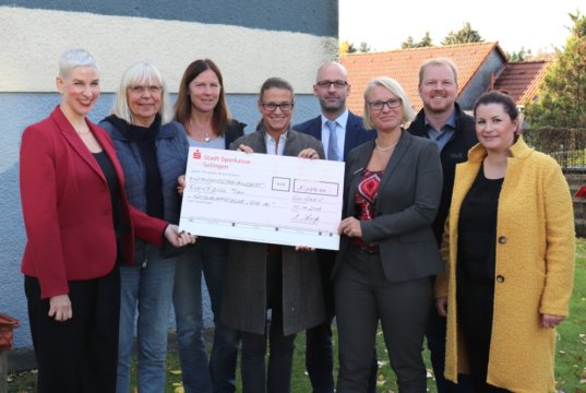 Die Jubilare der Stadt-Sparkasse Solingen haben der Notschlafstelle "die 10" jetzt 1.350 Euro gespendet, die direkt in die Einrichtung fließen. (Foto: © Stadt-Sparkasse Solingen)