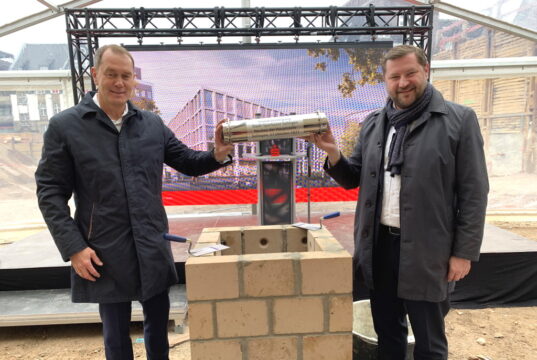 Am Mittwoch wurde feierlich der Grundstein für den Neubau der Sparkassen-Hauptstelle gelegt und damit die Rohbauphase eingeleitet. Versenkten eine Zeitkapsel: Sparkassen-Vorstand Stefan Grunwald (li.) und Oberbürgermeister Tim Kurzbach. (Foto: © Stadt-Sparkasse Solingen)