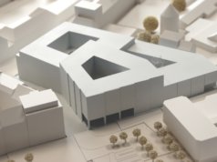 Die Stadt-Sparkasse zeigt den geplanten Neubau am Neumarkt anhand eines Modells. (Foto: © Stadt-Sparkasse)