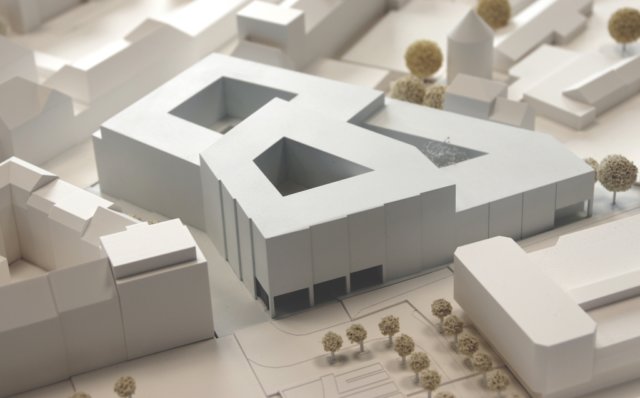 Die Stadt-Sparkasse zeigt den geplanten Neubau am Neumarkt anhand eines Modells. (Foto: © Stadt-Sparkasse)