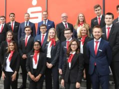 Unter dem Motto „Schule, fertig, los“ starteten 16 junge Leute im August in ihre Ausbildung bei der Stadt-Sparkasse Solingen. (Foto: © Stadt-Sparkasse Solingen)