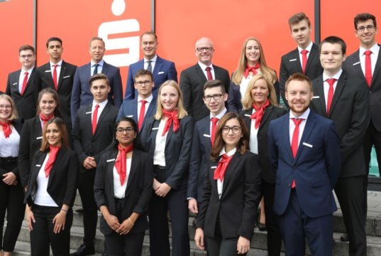 Unter dem Motto „Schule, fertig, los“ starteten 16 junge Leute im August in ihre Ausbildung bei der Stadt-Sparkasse Solingen. (Foto: © Stadt-Sparkasse Solingen)
