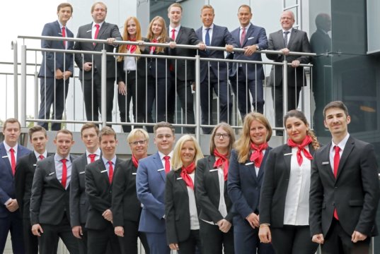 Gruppenfoto mit den neuen Azubis: hintere Reihe v. li. Daniel Scharov, Philipp Krah, Yasmin Bacher, Nicola Nielsen, Husein Plavulj sowie die Sparkassen-Vorstände Sebastian Greif, Stefan Grunwald und Andreas Tangemann. vordere Reihe v. li. René Behringer, Kevin Schliwka, Maximilian Kronenberg, Hannes Haverkamp, Sándor Scharle, Ilka Strohmeyer, Daniel Kuschwart, Andrea Grafweg, Janina Klug, Julia Freudewald, Saja Arif und Vasilios Lolos. (Foto: © Stadt-Sparkasse Solingen)