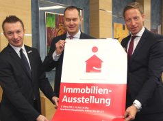 Laden ein zur 49. Immobilien-Ausstellung am 5. März in die Sparkasse: v.li. Andreas Hopf von der Sparkassen-Immobilienabteilung, Sparkassen-Vorstandschef Stefan Grunwald und Sebastian Greif, designierter Sparkassen-Vorstand. (Foto: © B. Glumm)