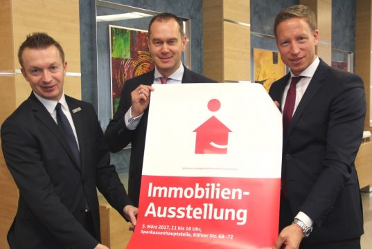 Laden ein zur 49. Immobilien-Ausstellung am 5. März in die Sparkasse: v.li. Andreas Hopf von der Sparkassen-Immobilienabteilung, Sparkassen-Vorstandschef Stefan Grunwald und Sebastian Greif, designierter Sparkassen-Vorstand. (Foto: © B. Glumm)