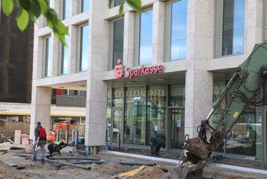 Die neue Hauptstelle der Stadt-Sparkasse Solingen am Neumarkt wird am 16. Juni eröffnet. (Foto: © Bastian Glumm)