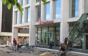 Die Stadt-Sparkasse Solingen nutzt das Fest, um gemeinsam mit der Solinger Bevölkerung die Eröffnung ihrer neuen Hauptstelle am Neumarkt zu feiern. (Foto: © Bastian Glumm)