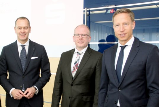 Der Vorstand der Stadt-Sparkasse Solingen: v.li. Vorstandsvorsitzender Stefan Grunwald, Andreas Tangemann und Sebastian Greif. (Archivfoto: © Bastian Glumm)