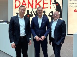 Stellten jetzt die Jahresbilanz der Stadt-Sparkasse Solingen für 2024 vor: v.li. Die Vorstände Sebastian Greif, Stefan Grunwald, der die Bank in Richtung Krefeld verlässt, und Andreas Tangemann. (Foto: © Stadt-Sparkasse Solingen)