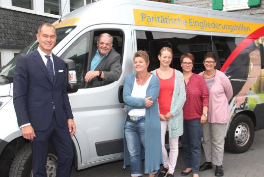 Über einen brandneuen Kleinbus freuen sich die Mitarbeiterinnen und Mitarbeiter des Paritätoschen Sozialdienstes. Die Stadt-Sparkasse hat satte 30.000 Euro dazugeschossen. V.li. Stefan Grunwald, Vorstandsvorsitzender der Stadt-Sparkasse Solingen, Gerd Brems, Kreisgruppengeschäftsführer des Paritätischen Sozialdienstes sowie Regina Finis (Leiterin der Paritätischen Eingliederungshilfe), Heike Paulus, Kirsten Reinzhagen und Melanie Löffler von der Paritätischen Eingliederungshilfe. (Foto: © B. Glumm)