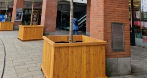 Die 25 Baumkübel, die vor einigen Tagen in der Innenstadt aufgestellt wurden, werden in den nächsten Tagen wieder verschwinden. (Foto: © Bastian Glumm)