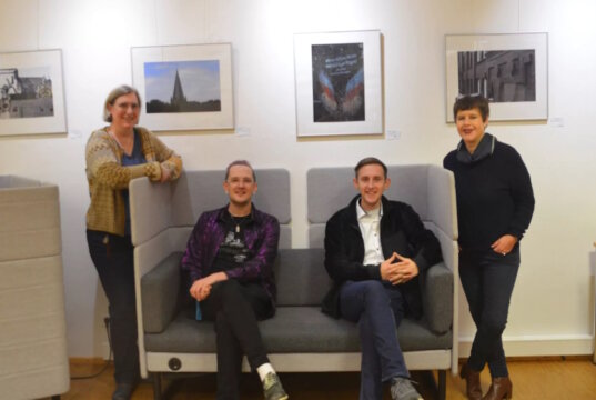 Die Mitarbeiterinnen und Mitarbeiter der Stadtbibliothek freuen sich, ihre Lieblingsfotos einmal öffentlich zeigen zu dürfen. (Foto: © Martina Hörle)