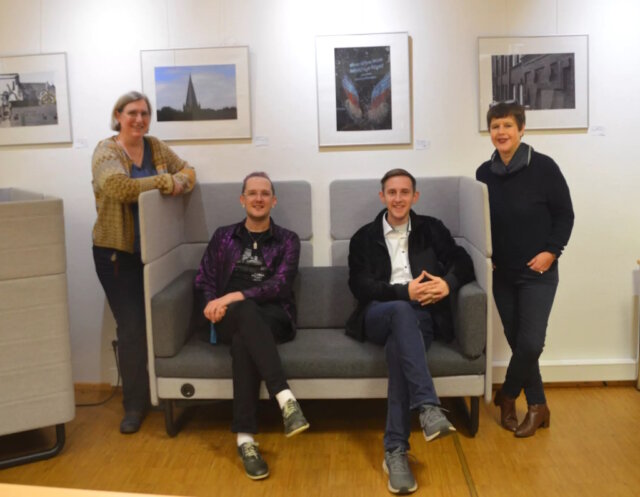 Die Mitarbeiterinnen und Mitarbeiter der Stadtbibliothek freuen sich, ihre Lieblingsfotos einmal öffentlich zeigen zu dürfen. (Foto: © Martina Hörle)