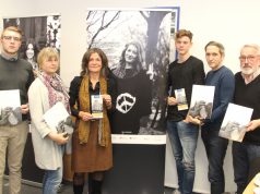 Wollen die Erinnerung wachhalten und laden am 9. November zur Gedenkveranstaltung ein: v.li. Max Gunkel vom Jugendstadtrat, Anne Wehkamp, Leiterin des Stadtdienstes Integration, Schuldezernentin Dagmar Becker, Finn Grimsehl-Schmitz vom Jugendstadtrat, Michael Roden vom Stadtdienst Integration und Norbert Schmelzer vom Bündnis für Toleranz und Zivilcourage. (Foto: © B. Glumm)