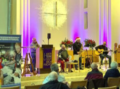 Maik Brückmann und Uli Preuss lesen wieder in der Stadtkirche, das Duo „Schmitzbackes“ mit Rigo Kirschner und Dirk Wagner spielt dazu bekannte Songs zum Mitträumen. (Foto: @ Annemarie Kister-Preuss)