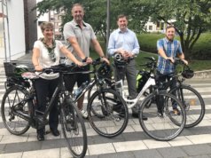 Machen mit beim Stadtradeln in und für Solingen: v.li. Ariane Bischoff (im Rathaus zuständig für Nachhaltigkeit), Max Ramota, Oberbürgermeister Tim Kurzbach und Marco Wachsmann. (Foto: © Liane Rapp)