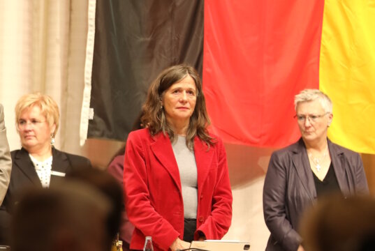 Stadtdirektorin Dagmar Becker wird der Stadt Solingen länger und somit bis voraussichtlich Mitte Mai als Stadtdirektorin und Leiterin des Ressorts Jugend, Schule, Integration, Kultur und Sport zur Verfügung stehen. (Foto: © Bastian Glumm)