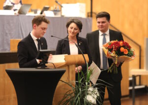 Oberbürgermeister Daniel Flemm (CDU) mit Lukas Oliver Schrumpf (CDU), dem Ersten Bürgermeister, und Ioanna Zacharaki (SPD), der Zweiten Bürgermeisterin der Stadt Solingen. (Foto: © Bastian Glumm)