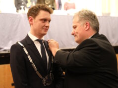 Solingen: Oberbürgermeister Daniel Flemm im neuen Rat vereidigt Oberbürgermeister Daniel Flemm (CDU) trug am Donnerstagabend erstmals seine Amtskette. CDU-Fraktionsvorsitzender Carsten Voigt hängte sie ihm um und richtete sie bei der Amtseinführung im Konzertsaal. (Foto: © Bastian Glumm)