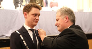 Solingen: Oberbürgermeister Daniel Flemm im neuen Rat vereidigt Oberbürgermeister Daniel Flemm (CDU) trug am Donnerstagabend erstmals seine Amtskette. CDU-Fraktionsvorsitzender Carsten Voigt hängte sie ihm um und richtete sie bei der Amtseinführung im Konzertsaal. (Foto: © Bastian Glumm)