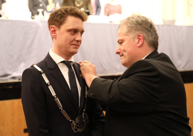 stadtrat-sitzung-konstituierende-oberbuergermeister-daniel-flemm (4) Oberbürgermeister Daniel Flemm (CDU) trug am Donnerstagabend erstmals seine Amtskette. CDU-Fraktionsvorsitzender Carsten Voigt hängte sie ihm um und richtete sie bei der Amtseinführung im Konzertsaal. (Foto: © Bastian Glumm)