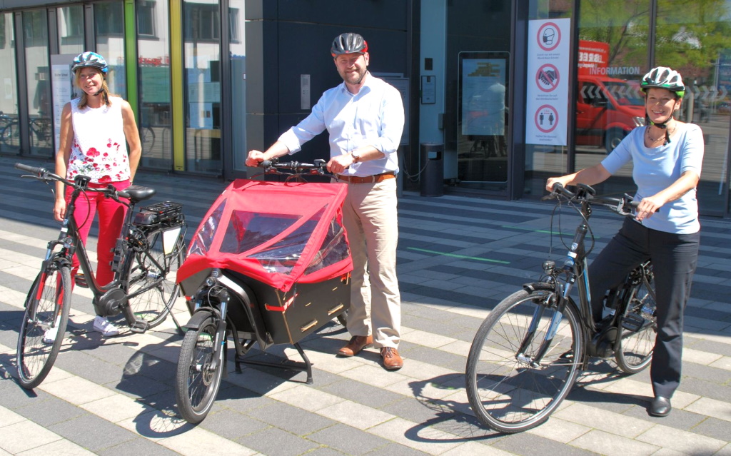Heidi Baltes (li.) vom städtischen Fuhrparkmanagement , Oberbürgermeister Tim Kurzbach und Nachhaltigkeitsbeauftragte Ariane Bischoff freuen sich über die "umweltfreundlichen und gesundheitsfördernden" Angebote per E-Bike. (Foto: © Stadt Solingen)