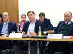 Informierten am Freitagabend über umfangreiche Maßnahmen in Solingen, um das Coronavirus einzudämmen: v.li. Stadtdirektor Hartmut Hoferichter, Oberbürgermeister Tim Kurzbach und Ordnungsdezernent Jan Welzel. (Foto: © Bastian Glumm)