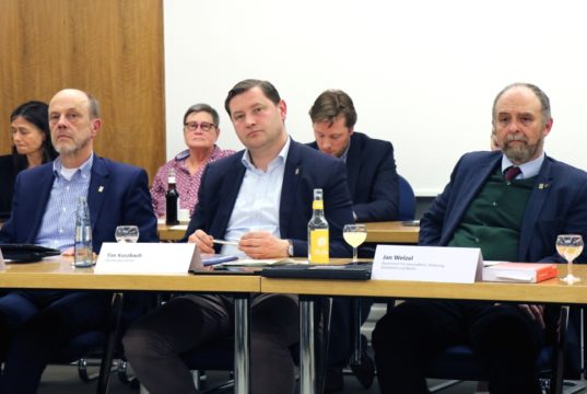 Informierten am Freitagabend über umfangreiche Maßnahmen in Solingen, um das Coronavirus einzudämmen: v.li. Stadtdirektor Hartmut Hoferichter, Oberbürgermeister Tim Kurzbach und Ordnungsdezernent Jan Welzel. (Foto: © Bastian Glumm)