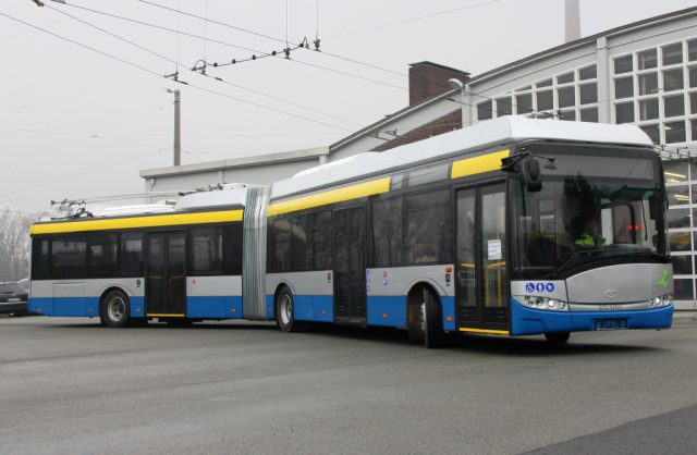 Ein echtes Schmuckstück: Solingens erster Batterie-Oberleitungs-Bus (BOB) auf dem Betriebshof der Stadtwerke an der Weidenstraße. (Foto: © Stadtwerke Solingen)