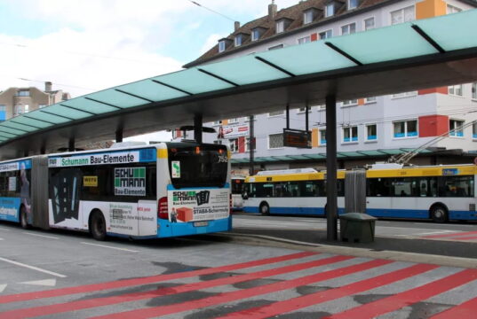 Die roten Streifen am Busbahnhof Graf-Wilhelm-Platz werden demnächst entfernt. (Archivfoto: © Bastian Glumm)