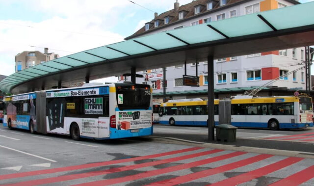 Die roten Streifen am Busbahnhof Graf-Wilhelm-Platz werden demnächst entfernt. (Archivfoto: © Bastian Glumm)