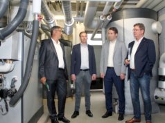 Sind vom innovativen Energieerzeugungskonzept überzeugt: v.li. Stefan Ziebs (Stadtwerke Solingen), Alexander Hensiek (Solingen Wald GbR), Frederik Schacht und Ulrich Pagenstert (beide Stadtwerke Solingen). (Foto: © Bastian Glumm)