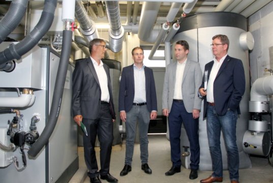 Sind vom innovativen Energieerzeugungskonzept überzeugt: v.li. Stefan Ziebs (Stadtwerke Solingen), Alexander Hensiek (Solingen Wald GbR), Frederik Schacht und Ulrich Pagenstert (beide Stadtwerke Solingen). (Foto: © Bastian Glumm)