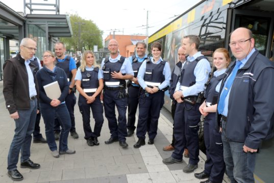 Der Verkehrsbetrieb der Stadtwerke Solingen und der kommunale Ordnungsdienst des Stadtdienstes Ordnung arbeiten eng zusammen, auch rund um das diesjährige Dürpelfest. Dafür sorgen v.li. Jürgen Hustädt, Abteilungsleiter Verkehrsbetrieb der Stadtwerke, SWS-Sprecherin Silke Rampe, die Mitarbeiterinnen und Mitarbeiter des kommunalen Ordnungsdienstes, Ordnungsdezernent Jan Welzel (4.v.re.) , Kai Wißmann (3.v.re.), Abteilungsleiter beim Stadtdienst Ordnung, Annabelle Rechner, Teamleiterin Kommunaler Ordnungsdienst und Verkehrsmeister Marcus Fey. (Foto: © Bastian Glumm)