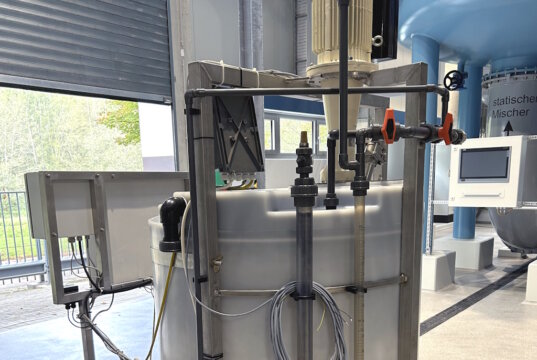 Gemeinsam mit Hamburg Wasser unterstützen die Stadtwerke Solingen das Wasserwerk in der ukrainischen Hauptstadt Kiew mit einer Pulveraktivkohleanlage. (Foto: © Stadtwerke Solingen).