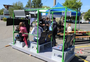 An einem Simulator konnten Interessierte ein Gefühl dafür bekommen, wie es ist, einen Bus zu steuern. (Foto: © Bastian Glumm)