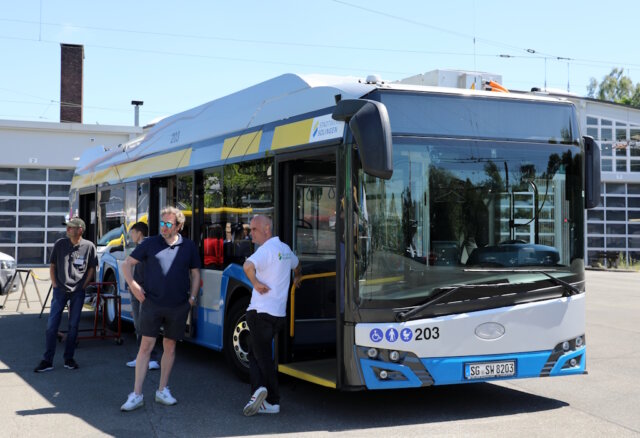 stadtwerke-solingen-tag-der-bewerbung (3) Ausprobieren, informieren, durchstarten – beim Tag der Bewerbung am Samstag auf dem SWS-Betriebshof an der Weidenstraße zeigten die Stadtwerke Solingen ihre vielseitigen Ausbildungsberufe hautnah. (Foto: © Bastian Glumm)