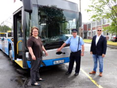 Präsentierten jetzt acht neue Batterie-Oberleitungsbusse: v.li. SWS-Aufsichtsratsvorsitzende Juliane Hilbricht, Fahrlehrer Jörg Eisenhut und Conrad Troullier, Geschäftsführer des Verkehrsbetriebs der Stadtwerke Solingen. (Foto: © Bastian Glumm)