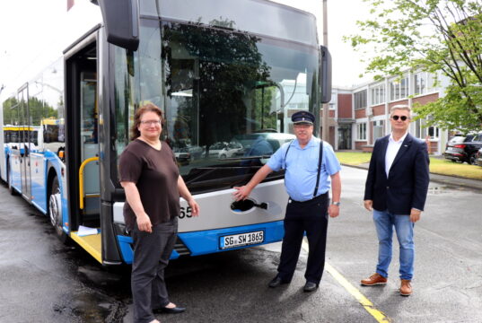 Präsentierten jetzt acht neue Batterie-Oberleitungsbusse: v.li. SWS-Aufsichtsratsvorsitzende Juliane Hilbricht, Fahrlehrer Jörg Eisenhut und Conrad Troullier, Geschäftsführer des Verkehrsbetriebs der Stadtwerke Solingen. (Foto: © Bastian Glumm)