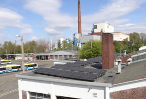 Der Verkehrsbetrieb der Stadtwerke hat bereits die zweite Solaranlage in Betrieb genommen und kann so den SWS-Betriebshof autark mit Strom versorgen. (Foto: © Bastian Glumm)
