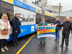 Gabriela Lauenstein (li. Freundeskreis Solingen-Ness Ziona), Oberbürgermeister Tim Kurzbach, Sylvia Löhrmann, Stadwerke Verkehr-Geschäftsführer Conrad Troullier und Bernd Krebs (Freundeskreis) zeigen Flagge und bekennen Farbe für jüdisches Leben und gegen Antisemitismus. (Foto: © Stadt Solingen/Stefanie Mergehenn)